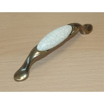 Nábytkové kování 11080 - úchyt 96mm mosaz - porcelánový mramorový popraskaný (11080 - úchyt 96mm mosaz - porcelánový mramorový popraskaný v povrchu mosaz. Jednoduchý a funkční doplněk do interiéru.)