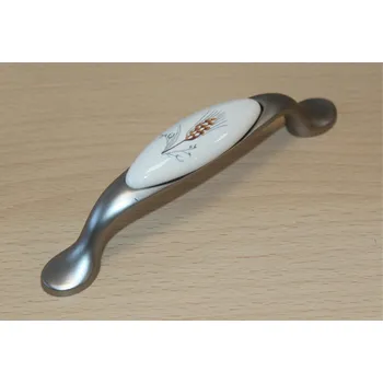 Nábytkové kování 11066 - úchyt 96mm nikl - porcelánový klásek (11066 - úchyt 96mm nikl - porcelánový klásek v povrchu nikl. Jednoduchý a funkční doplněk do interiéru.)