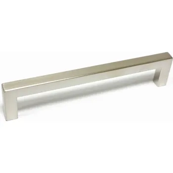 Nábytkové kování 14514 úchytka plastová rozteč 128mm nikl broušený (Nábytková úchytka s roztečí 128 mm v povrchu nikl. Jednoduchý a funkční doplněk do interiéru.)