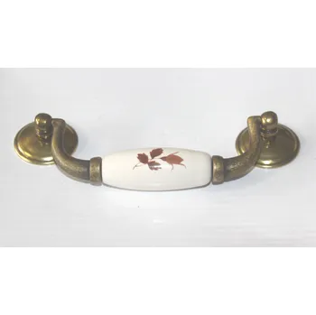 Nábytkové kování 11104-visací úchytka 107mm staromosaz porcelán. podzim (Nábytková úchytka 107 s roztečí 107 mm v povrchu mosaz. Jednoduchý a funkční doplněk do interiéru.)