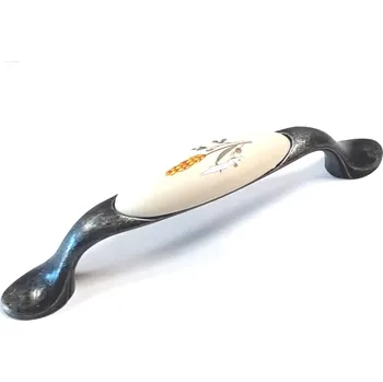 Nábytkové kování 81110 úchytka rozteč 96mm starostř. porcelán klásek (Nábytková úchytka s roztečí 96 mm. Jednoduchý a funkční doplněk do interiéru.)