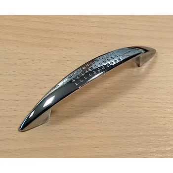 Nábytkové kování 770380 úchytka DANIEL rozteč 96mm chrom (Nábytková úchytka s roztečí 96 mm v povrchu chrom. Jednoduchý a funkční doplněk do interiéru.)