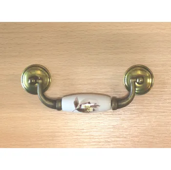 Nábytkové kování 11128- úchyt visací 96mm staromosaz-porcelán. MLK7 (11128- úchyt visací 96mm staromosaz-porcelán. MLK7 v povrchu mosaz. Vhodné řešení pro nábytek v interiéru.)