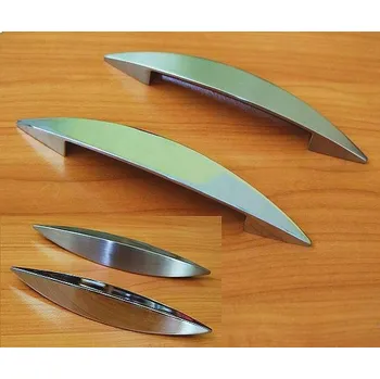 Nábytkové kování 62241 úchytka SLAVIA rozteč 128mm chrom lesklý (Nábytková úchytka SLAVIA s roztečí 128 mm v povrchu chrom lesklý. Vhodné řešení pro nábytek v interiéru.)