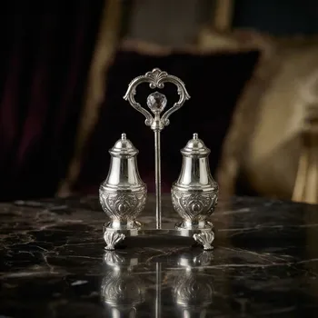 Kořenka Slánka a pepřenka na stojanu