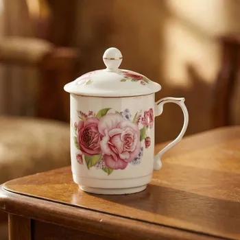 Hrnek s filtrem a víčkem 450 ml bílý s růžovými květy