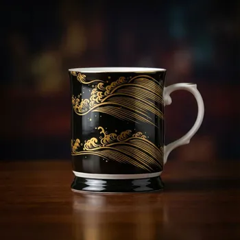 Hrnek se zlatým vzorem černý