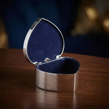 Pouzdro ve tvaru srdce 7,5 × 7 × 4 cm