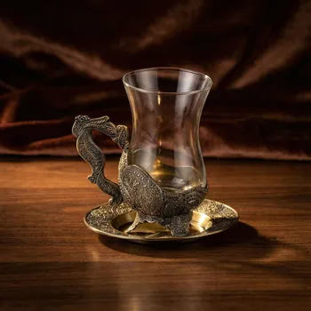 Sklenice Skleněná čajová sklenice v košíčku s podšálkem