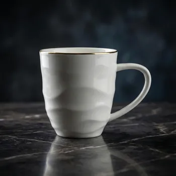 Vroubkovaný hrnek se zlatým okrajem 450 ml bílý