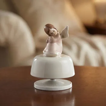 Figurka anděla s hracím strojkem 13 cm