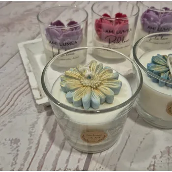 Svíčka AMI LUMEA Sójová svíčka AMI LUMEA, Gerberka maxi světle modrá