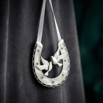 Kancelářský nábytek Dekorativní závěsná podkova s holuby 11 × 0,5 × 10,5 cm stříbrno-bílá