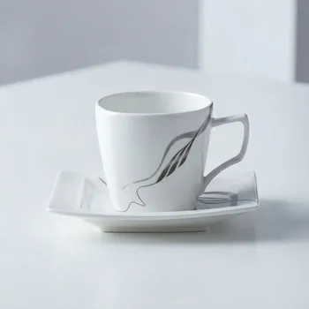 Šálek s hranatým podšálkem bílý se šedým vzorem