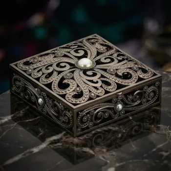 Šperkovnice Krajková šperkovnice s perličkami 13,3 × 13,3 × 5,1 cm tmavě stříbrná