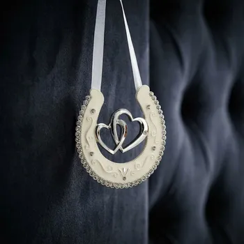 Kancelářský nábytek Ozdobná podkova se srdci 10 × 10,5 cm krémově-stříbrná