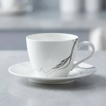 Bílý šálek s podšálkem