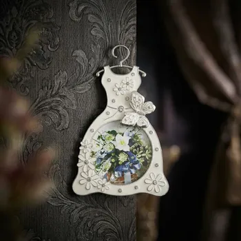 Rám na obraz Rámeček na fotografii ve tvaru šatů 8 × 8 cm bílý