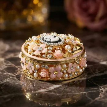 Šperkovnice Ozdobná šperkovnice s květinami a kamejí 6 × 6 × 3 cm zlatorůžová