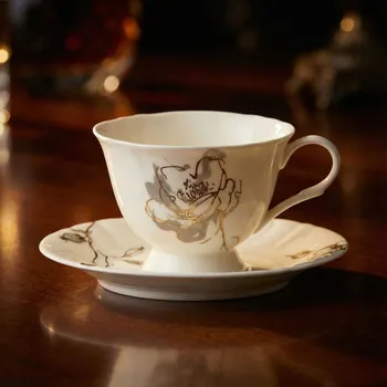 Krémový šálek s podšálkem se zlatým vzorem