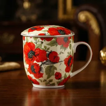 Hrnek s filtrem a víčkem 320 ml v červených mákách