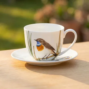 Šálek s podšálkem s motivem cestovatelky 300 ml bílý