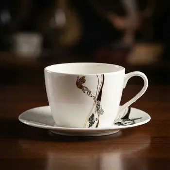 Šálek s podšálkem s motivem motýlů krémový