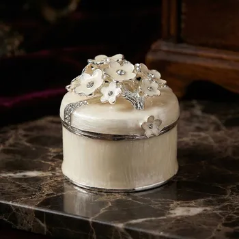 Pouzdro s květinami 5 × 4,5 × 4,5 cm krémové