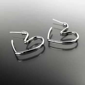 Náušnice Visací náušnice ve tvaru minimalistických srdcí, model č. 1553