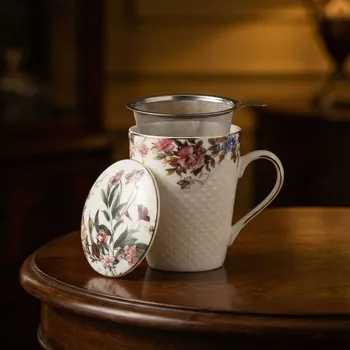 Hrnek se sítkem a víčkem 430 ml s květy