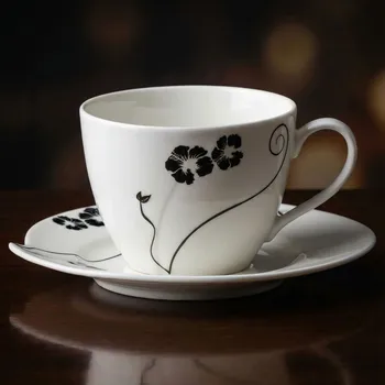 Bílý šálek s podšálkem