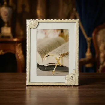 Rám na obraz Rámeček na fotografii s křížkem a beránkem 10 × 15 cm krémový