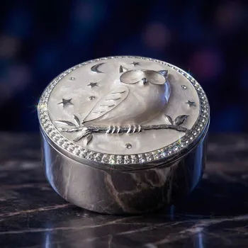 Šperkovnice Kulatá šperkovnice se sovou 7,5 × 7,5 × 4,5 cm bílo-stříbrná