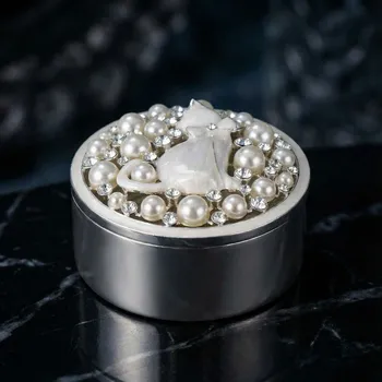 Šperkovnice Kulatá šperkovnice s kočkou a perličkami 7,5×7,5×4,4 cm bílá