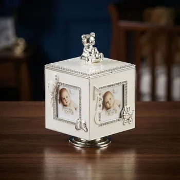 Šperkovnice Krabička s hracím strojkem s rámečky na fotografie 10 × 10 × 15,5 cm bílo-stříbrná