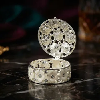 Šperkovnice Ozdobná kulatá šperkovnice 6,5 × 6,7 × 3,5 cm stříbrno-bílá