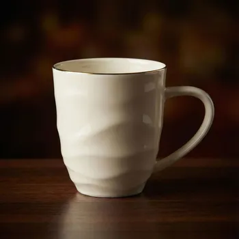 Hrnek s reliéfem a zlatým okrajem 450 ml krémový