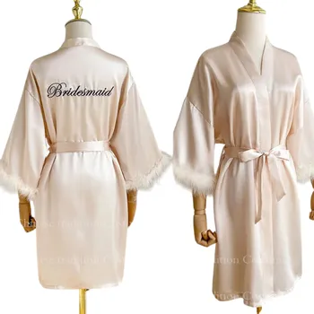 Dámský župan Dámský župan s plyšovým okrajem rukávů Nápis Bridesmaid Zavazování kolem pasu Lehký župan z polyesteru a umělého hedvábí Elegantní župan starorůžová