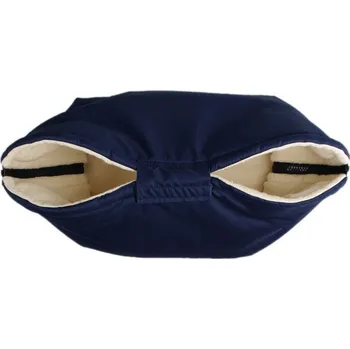 Rukávník Kaarsgaren Tmavomodrý rukávník s beránkem z biobavlny