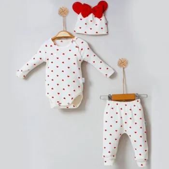 Kojenecká souprava 3-dílná dívčí souprava srdíčka – body, kalhoty a čepička 74/80
