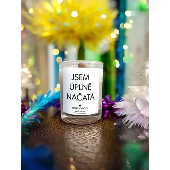 Svíčka IRONIC CANDLES - sójová svíčka JSEM ÚPLNĚ NAČATÁ Velikost svíčky / Size: Malá / Small, Barva a vůně / Color and scent: Neon žlutá - LITSEA CUBEBA (citrusová)