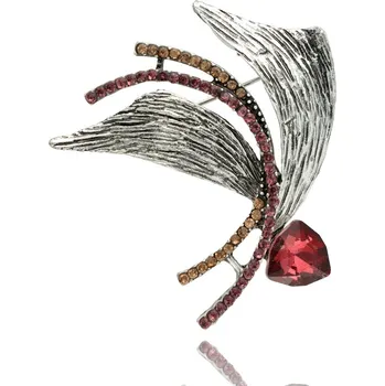 Brož Yvon Elegantní brož ve stříbrném tónu s červeným fazetovým krystalem