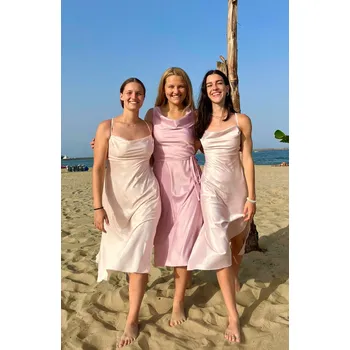 Dámské šaty MiaBella Saténové šaty s výstřihem voda Barva: Šedá /ash/, Velikost: 36