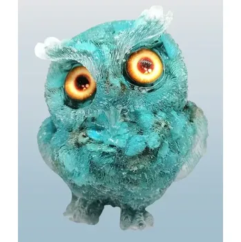 Sovička z pryskyřice a tyrkenitu 6 cm – ochranný talisman a dekorace