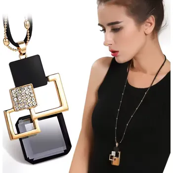 Náhrdelník B-TOP Dlouhý dvojitý náhrdelník s geometrickým přívěskem Druh barvy: Šedá