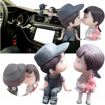 Obraz DEKORACE NA PALUBNÍ DESKU AUTA FIGURKY DÁREK VALENTÝN ŠEDÉ