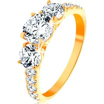 Prsten Zlatý prsten 585 - tři čiré vyvýšené zirkony, ramena vykládaná zirkonky - Velikost: 62