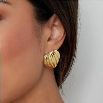 Náušnice Elegantní vzorované náušnice ve tvaru srdce z pozlacené chirurgické oceli č. 1643