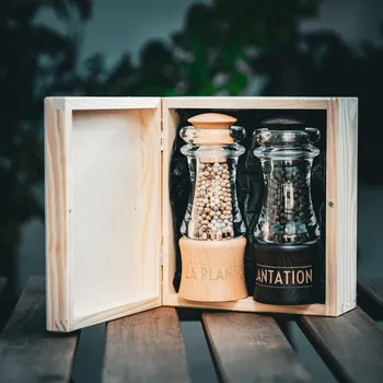 Dárkový potravinový koš La Plantation Dárková sada dvou naplněných mlýnků La Plantation, dřevěný box