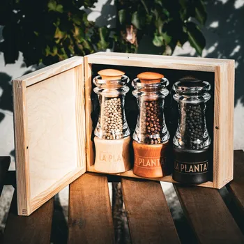 Dárkový potravinový koš Dárková sada tří mlýnků La Plantation s Kampotským pepřem, dřevěný box
